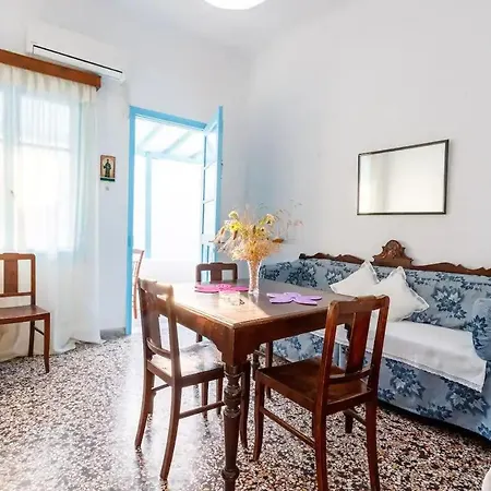 Parikia's Grandma Studio * Parikia (Paros)